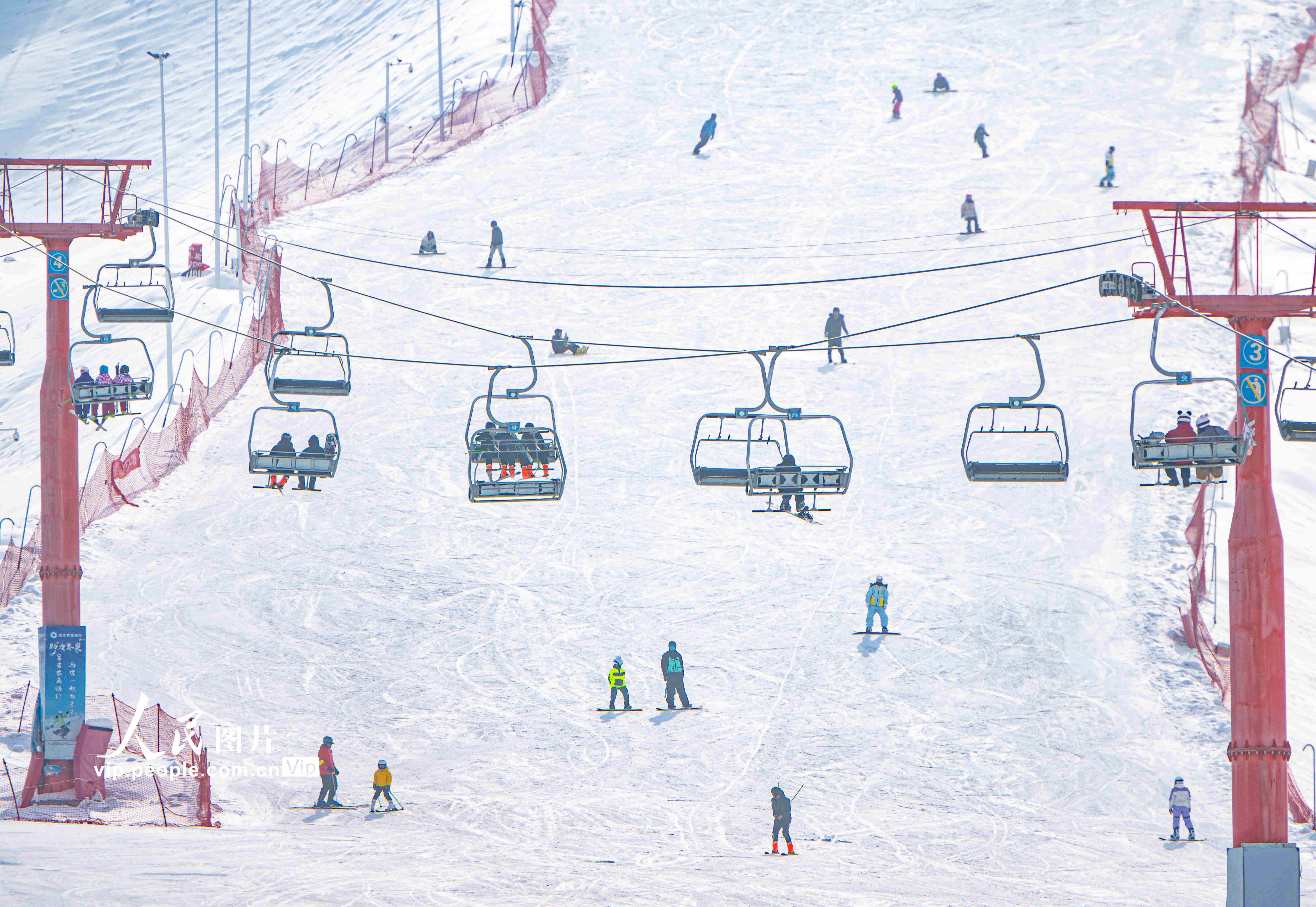 2024年2月11日，新疆维吾尔自治区昌吉回族自治州昌吉市努尔加滑雪场迎来众多游客。